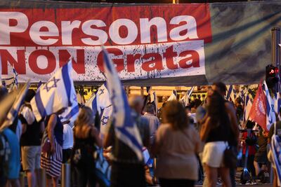 Más de 100.000 personas se congregaron, hoy, como cada sábado, en Tel Aviv para protestar en contra de la reforma judicial que impulsa el gobierno del primer ministro israelí, Benjamín Netanyahu, mientras que varios miles lo hicieron en otros puntos del país, según datos de una empresa especializada en recuentos de personas en eventos multitudinarios y citada por los medios locales.