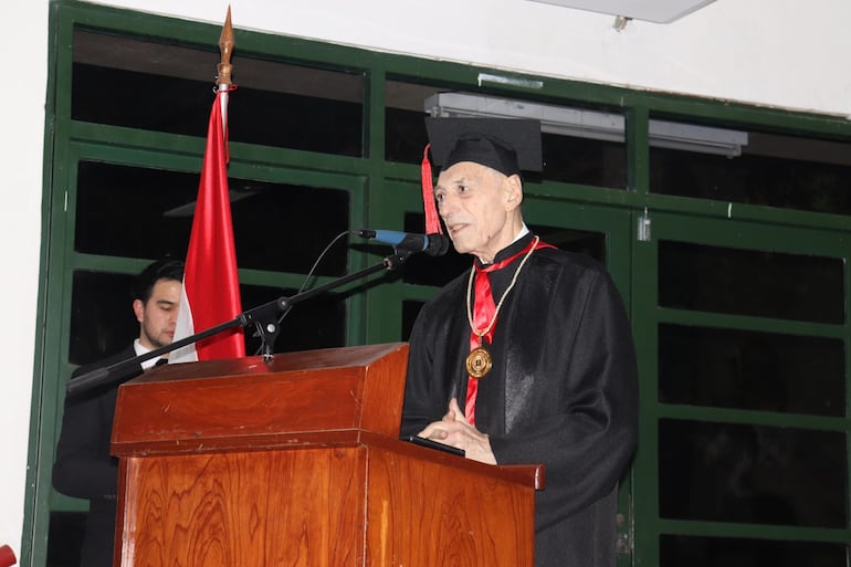 El Prof. Dr. Eugenio Zaffaroni, fue distinguido con el título de Doctor Honoris Causa por la Universidad Nacional de Asunción. El acto se realizó en la sede de la Facultad de Derecho.