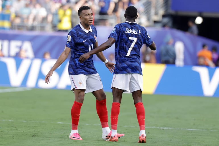 Kylian Mbappé de Francia (I) celebra con su compañero de equipo Ousmane Dembélé tras anotar el gol del 1-0 durante el partido de dieciseisavos de final de la Copa Mundial de la FIFA 2026 entre Francia y Suecia, en East Rutherford, Nueva Jersey, EE. UU..