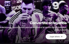 Jugadores de fútbol en ambiente digital, uno levanta un trofeo y otro en uniforme. Diseño llamativo con el mensaje 'Convertite en leyenda'.