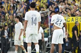 Los jugadores de Libertad lamentan la derrota y eliminación de la Copa Libertadores 2026 en el partido frente a Rosario Central por la fecha 4 del Grupo H en el estadio Gigante de Arroyito, en Rosario, Argentina.