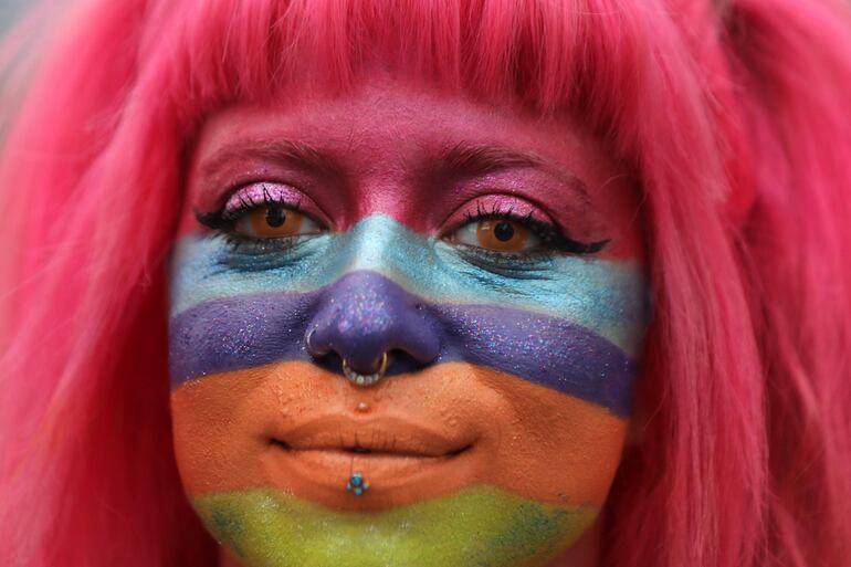 Una mujer con el rostro pintado con los colores del arcoiris participa de la marcha del orgullo gay en Jerusalén, Israel. 
