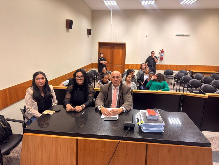 Blanca Cardozo, hermana de María Ramona junto a sus abogados.