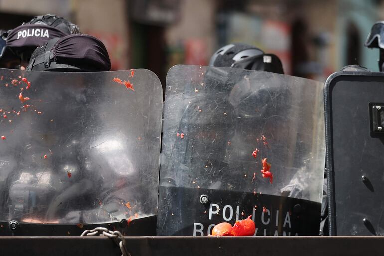 Integrantes de la Policía Nacional Bolivia se enfrentan con manifestantes durante la tercera jornada consecutiva de protestas sociales contra el Gobierno de Rodrigo Paz, en La Paz (Bolivia).
