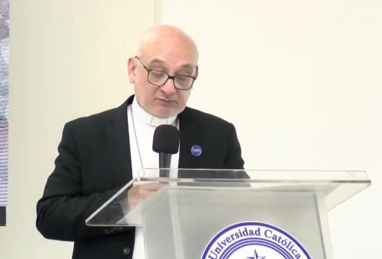 Monseñor Francisco Javier Pistilli Scorzara leyendo la carta que envió el Papa León XIV al Congreso Internacional de Filosofía.