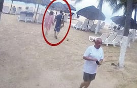 Marcelo Pecci camina hacia la muerte. Fue la última vez que pudo sostener la mano de su esposa Claudia Aguilera.