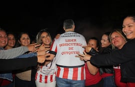 Esteban Samaniego, junto a su esposa Patricia Corvalán y su equipo político de Quyquyhó.