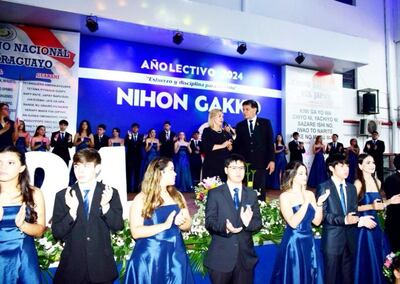 Directivos de Nihon Gakko hacen uso de la palabra durante la ceremonia por el 31 aniversario de la institución.