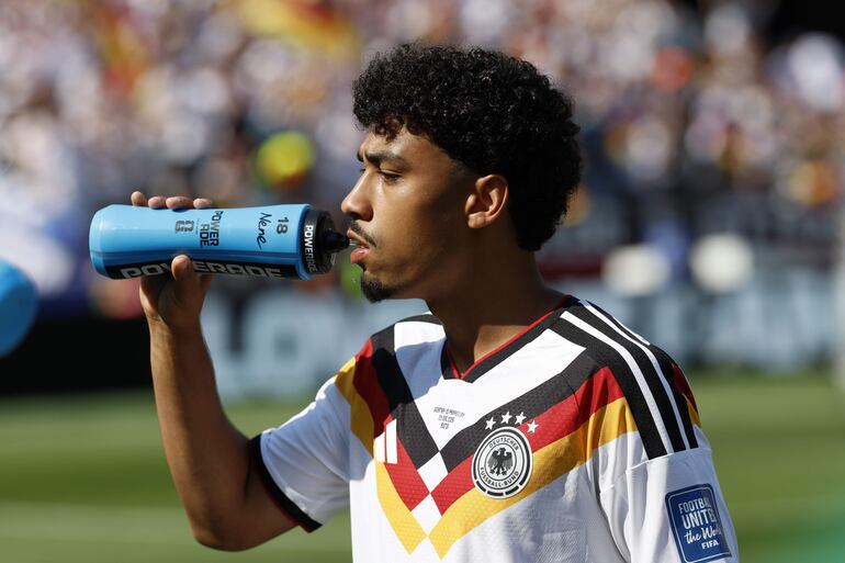 Nathaniel Brown de Alemania bebe agua antes del partido de los dieciseisavos de final de la Copa Mundial de la FIFA 2026 entre Alemania y Paraguay, en Boston, Massachusetts, EE. UU..