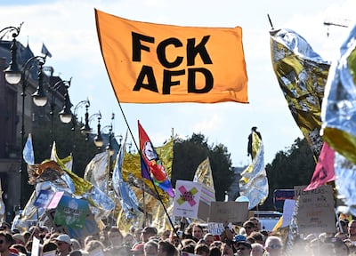 Manifestantes protestan contra la ultraderecha alemana hoy en Berlín.