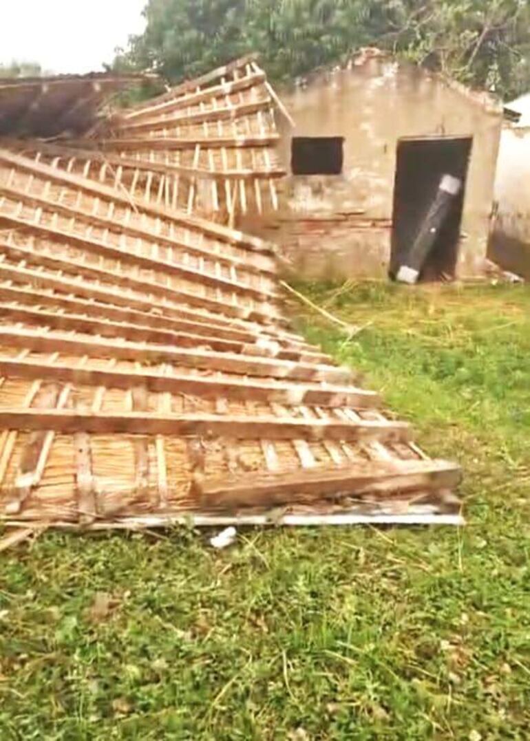 En San Roque González, el temporal de fuertes ráfagas de vientos dejó sin techo a María Rita Valdez (94).