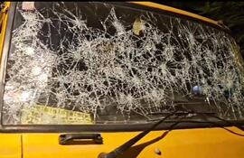 Destruyen carro de bomberos en San Pedro: atacante causó destrozos con un palo en plena madrugada