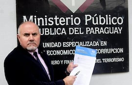 El abogado Federico Campos López Moreira presentó la denuncia contra el fiscal adjunto de Alto Paraná Humberto Rosetti.