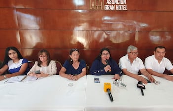 Los líderes regionales del PLRA, Cruzada Nacional y Frente Amplio cuando firmaron la alianza en Ciudad del Este, en diciembre pasado.