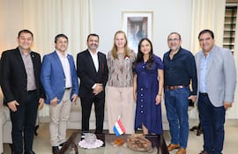 La ministra de Salud, María Teresa Barán (centro) junto a los diputados cartistas (de izq. a der.) Néstor Castellano, Benjamín Cantero, Miguel del Puerto, Jazmín Narváez, César Cerini y Saúl González.