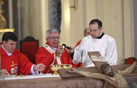 Celebración del Domingo de Pascuas, a cargo del cardenal Adalberto Martínez, con la imagen de Cristo en la Cruz en la Catedral Metropolitana de Asunción.