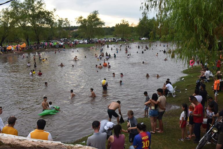 A pesar de las lluvias registradas esta tarde en Santaní la acudió a las playas del Tapiracuai 
