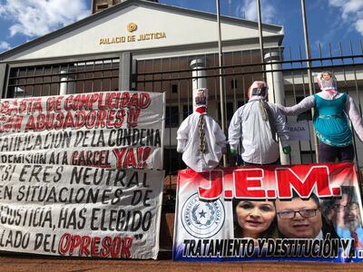 En la protesta a través de carteles y pasacalles los manifestantes pidieron la destitución de los camaristas.