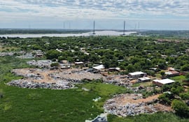Vista aérea de la Costanera Norte, con montículos de basura a pocos metros del arroyo Mburicaó y el Parque Lineal