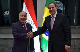 El canciller brasileño, Mauro Vieira (izq.), y su homólogo paraguayo, Julio César Arriola, se estrechan la mano durante una reunión en Asunción el 9 de marzo de 2023. El espionaje se habría realizado antes de este encuentro.