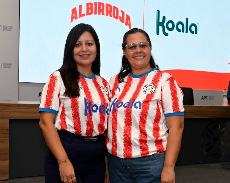 Mujeres sonrientes en camisetas de la selección paraguaya frente a una pantalla que dice 'ALBIRROJA' y 'Koala'.