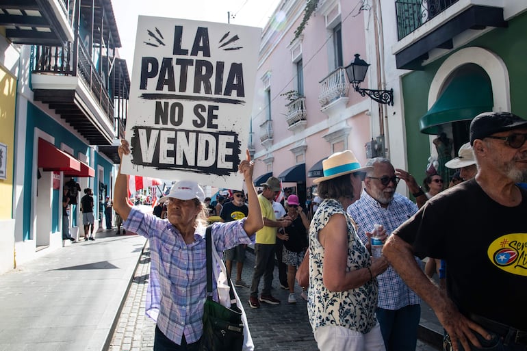 Miles de personas recorrieron las empedradas calles del Viejo San Juan para reclamar la autodeterminación y la soberanía del archipiélago que es un Estado Libre Asociado a Estados Unidos desde 1952.