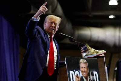 El candidato presidencial republicano y expresidente Donald Trump sube al escenario para presentar una nueva línea de zapatos exclusivos en Sneaker Con en el Centro de Convenciones de Filadelfia el 17 de febrero de 2024 en Filadelfia, Pensilvania.