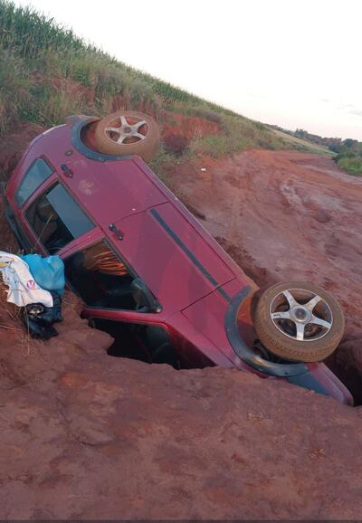 El automóvil fue a parar a una zanja debido al mal estado del camino rural por el que circulaba.