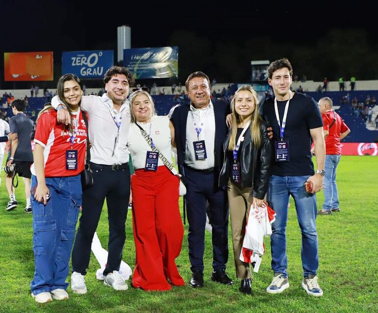 El presidente Julio César Aldama Ortiz con miembros de su familia, en el estadio Río Parapití de Pedro Juan Caballero.