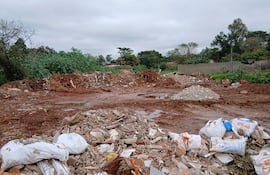 Un poblador del barrio Villa Industrial denunció que empresas constructoras descargan escombros causando una especie palangana en un predio.
