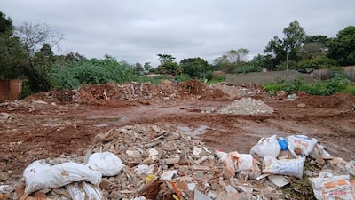 Un poblador del barrio Villa Industrial denunció que empresas constructoras descargan escombros causando una especie palangana en un predio.