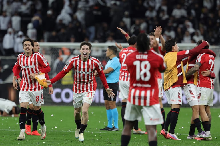Jugadores de Estudiantes celebran tras ganar este miércoles, el partido de vuelta de los cuartos de final de la Copa Libertadores entre Corinthians y Estudiantes en el Neo Química Arena de Sao Paulo (Brasil).
