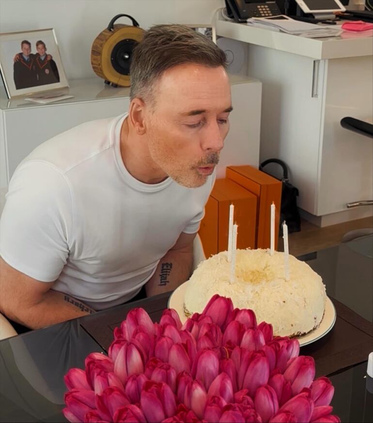 El cumpleañero David Furnish apagando las velitas de la tradicional torta. (Instagram/David Furnish)