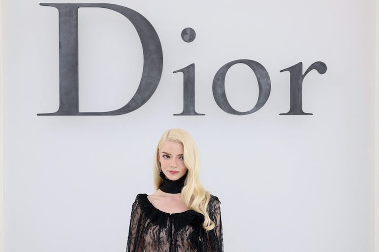 La actriz Anya Taylor-Joy también dijo presente en el desfile de la colección Primavera/Verano 2027 de Christian Dior. (Xavier GALIANA / AFP)
