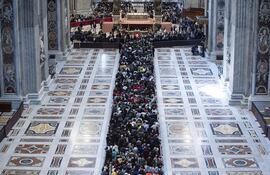 El público hace fila para rendir homenaje al Papa Francisco durante su velatorio en la Basílica de San Pedro, en la Ciudad del Vaticano, este viernes.