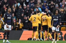Los jugadores del Luton Town se lamentan un gol en el partido frente al Wolverhampton por la jornada 35 de la Premier League en el estadio Molineaux, en Wolverhampton, Inglaterra.