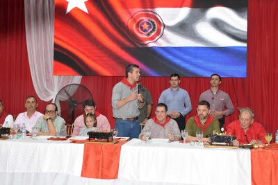 Santiago Peña, Presidente de la República, participó de un almuerzo y mitín político del Partido Colorado en Caazapá, junto al titular de la agrupación política Horacio Cartes.