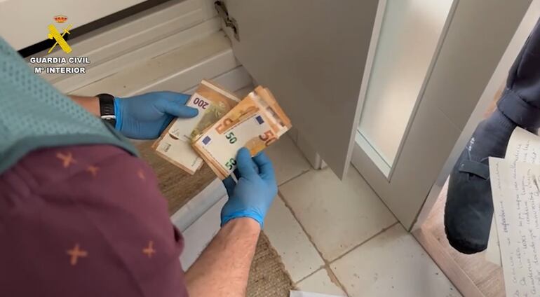 En la casa de la "Familia del alma" encontraron sobres con dinero en efectivo.