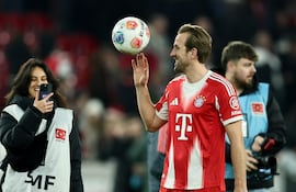 Harry Kane del Múnich se lleva el balón a casa tras anotar un tripete y ganar el partido de la Bundesliga alemana entre el VfB Stuttgart y el FC Bayern Múnich, en Stuttgart, Alemania.