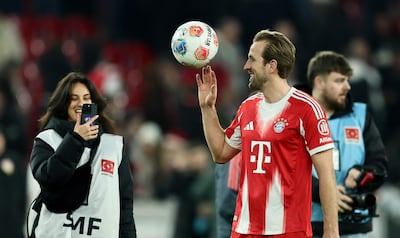 Harry Kane del Múnich se lleva el balón a casa tras anotar un tripete y ganar el partido de la Bundesliga alemana entre el VfB Stuttgart y el FC Bayern Múnich, en Stuttgart, Alemania.