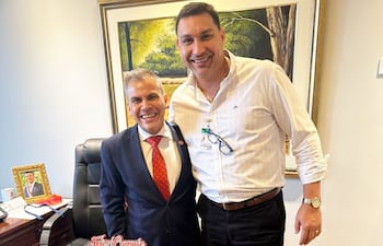 El asesor jurídico de la Entidad Binacional Yacyretá y jefe de Gabinete de la ANR, Eduardo González Báez (izq.), posa junto al reincorporado funcionario Hernán Samaniego, esposo de la exsenadora Blanca Fonseca (PLRA), quien votó por la enmienda mau en el 2017.