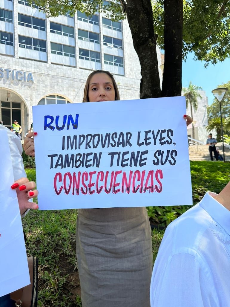 Protesta de la Delegación de Escribanos de Itapúa en contra del RUN, frente al Palacio de Justicia de Asunción.