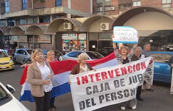 Manifestación frente a la Caja Municipal de Jubilaciones.