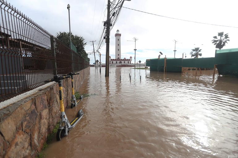 Fotografía de una calle inundada en el sector El Faro, este lunes en Avenida del Mar, La Serena (Chile). EFE