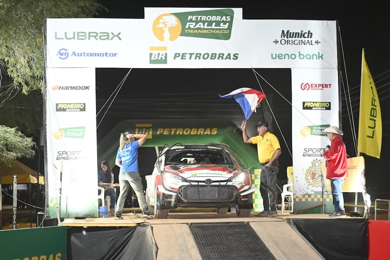 El Toyota GR Yaris Rally2 de Alejandro Galanti y Marcelo Toyotoshi en la rampa de Mariscal Estigarribia antes de arrancar la Etapa 2 del Rally del Chaco 2026.