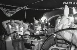 Captura de video difundida por la Flotilla Global Sumud que presuntamente muestra la detención de tripulantes de una de sus embarcaciones.