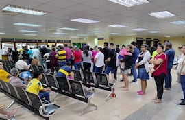 Grupo de docentes, algunos con bebés, esperan turno en el Hospital Regional de Ciudad del Este.