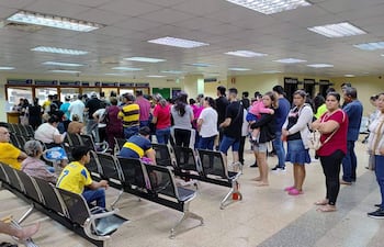 Grupo de docentes, algunos con bebés, esperan turno en el Hospital Regional de Ciudad del Este.