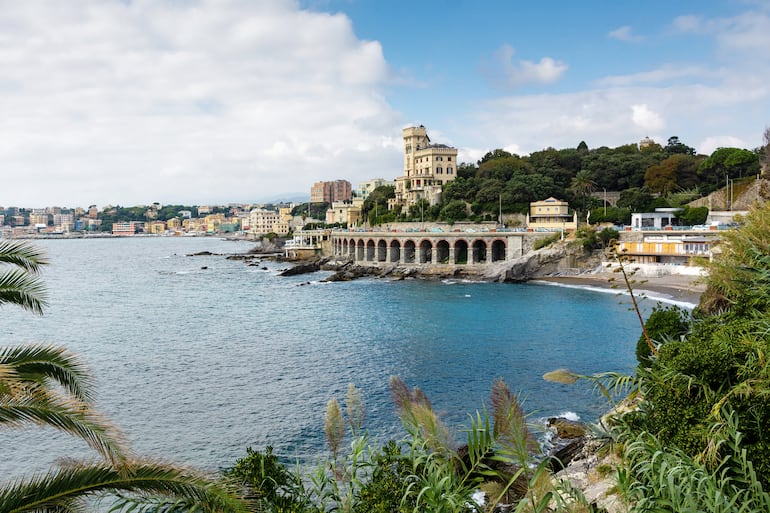 Vista panorámica al mar, en Génova Quatro dei Mille, Riviera Ligure, Italia.