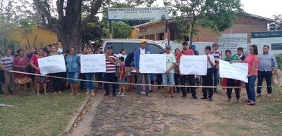 Los padres de familia de la escuela Raúl Peña de la compañía Guaica están acampados frente al portón de acceso a la institución.